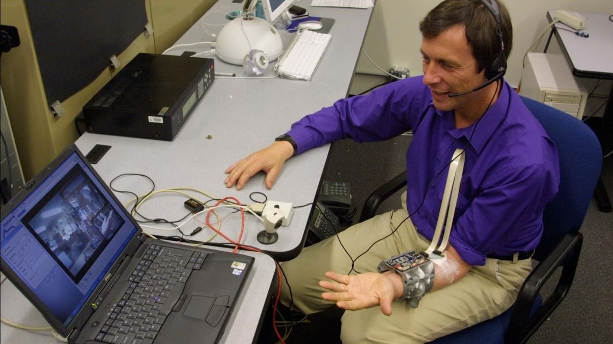 Kevin Warwick main contrôlé par ordinateur Kevin Warwick main contrôlé par ordinateur